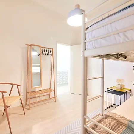 Charming 3br W/ Patio, By Timecooler Лісабон