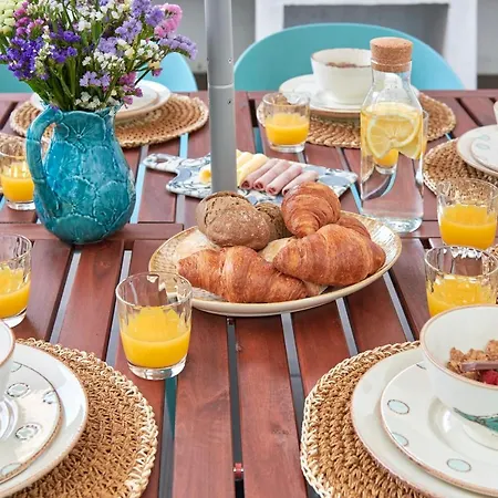 Charming 3br W/ Patio, By Timecooler *