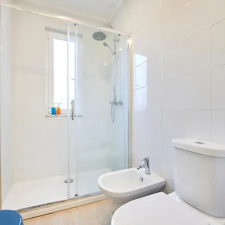 Charming 3br W/ Patio, By Timecooler Лісабон