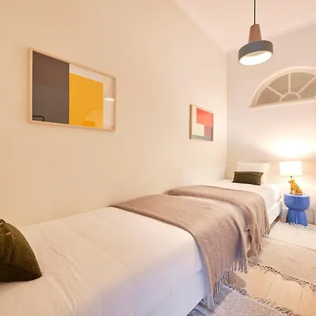 Charming 3br W/ Patio, By Timecooler Лісабон